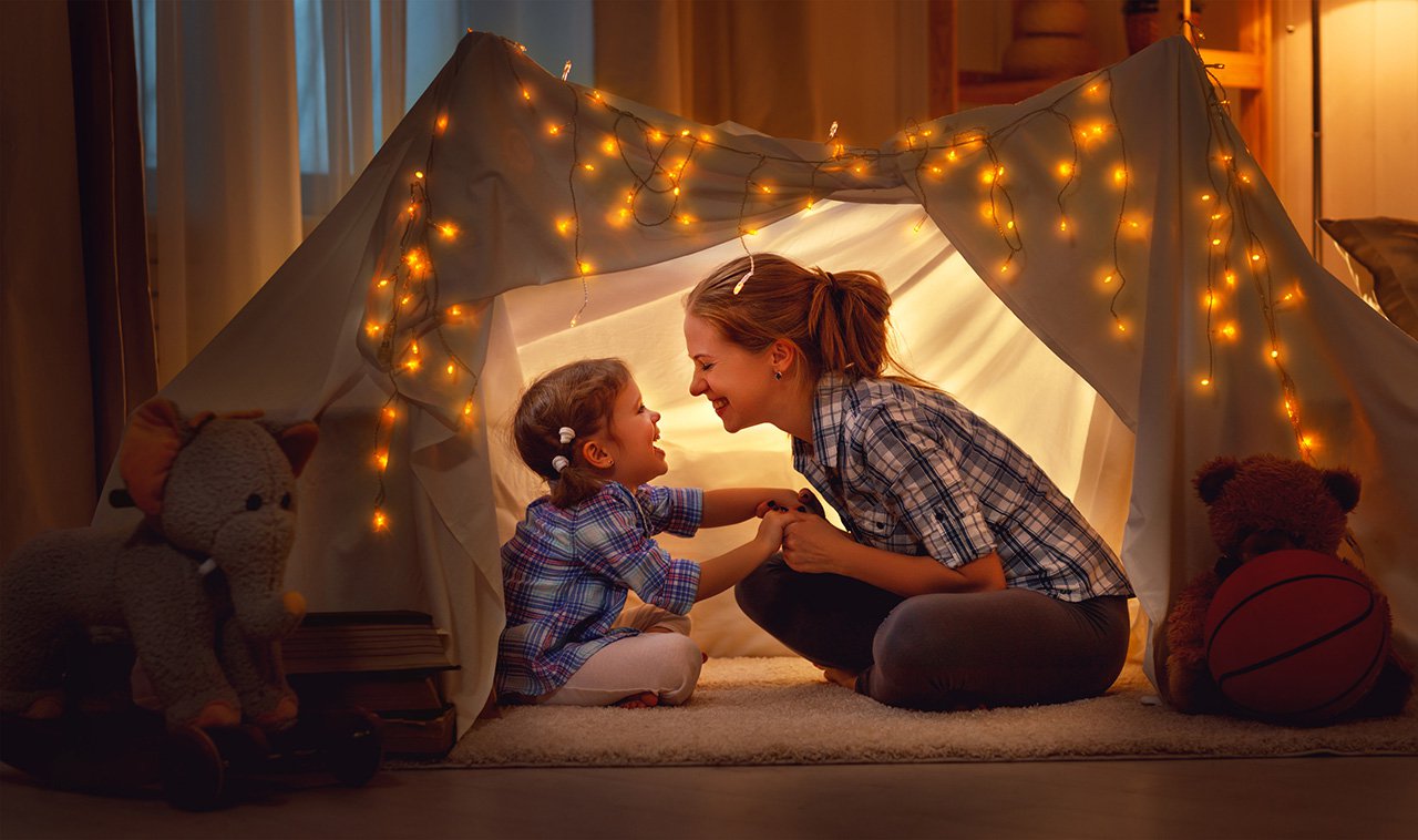 happy-mother-and-daughter-playing-at-home-in-tent